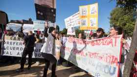 Los médicos, manifestándose durante la tercera jornada de la huelga / EFE