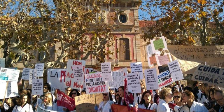 Los médicos de atención primaria se concentran a las puertas del Parlament / METGES DE CATALUNYA