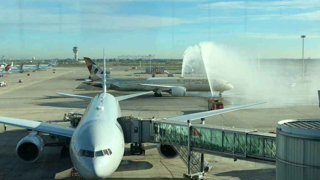 Los bomberos despiden con el tradicional arco de agua el primer vuelo Barcelona-Abu Dabhi