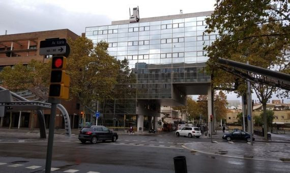 El macroalbergue, en la avenida de la Icària de la Vila Olímpica / JORDI SUBIRANA