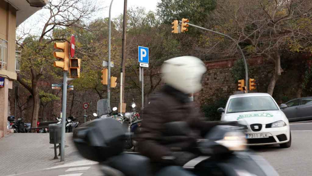 Un coche y una moto, en el cruce del paseo de Montjuïc con Cabanes con el semáforo sin funcionar / HUGO FERNÁNDEZ