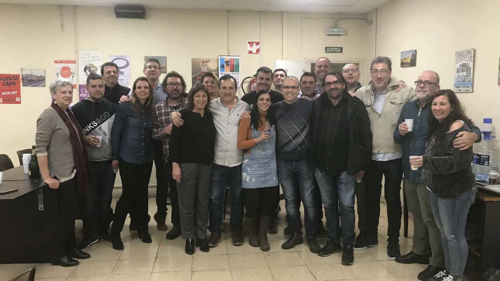 Miembros de UGT, con su secretario general Camil Ros, celebran su triunfo / @UGTmetroBCN