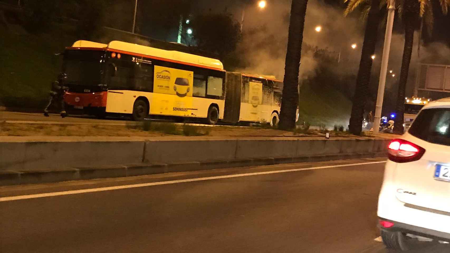 Incendio de un autobús en la Ronda Litoral / @miniautobusero