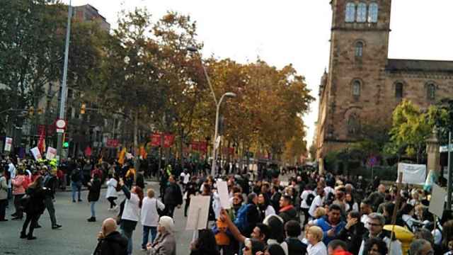 Estudiantes y médicos protestan juntos en plaza Universitat / SEPC