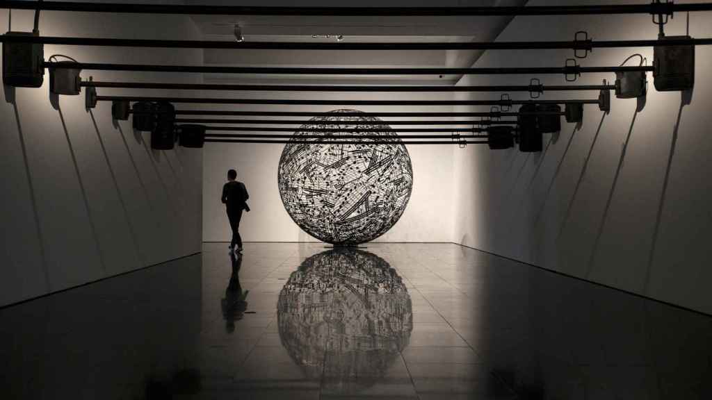 Una de las instalaciones de Jaume Plensa en el MACBA / HUGO FERNÁNDEZ