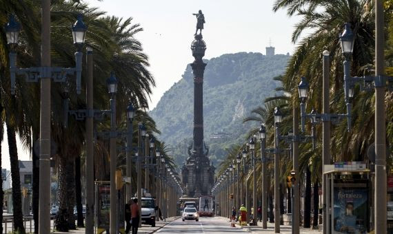 El monumento a Colón, al final del paseo / HUGO FERNÁNDEZ