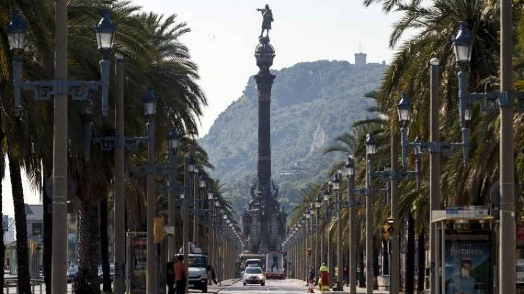 El monumento a Colón, al final del paseo, muy cerca de donde se encuentra la estatua de la gamba