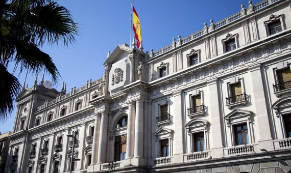 El paseo de Colón alberga grandes edificios institucionales / HUGO FERNÁNDEZ