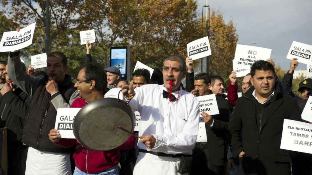 La oposición fuerza a Colau a un nuevo pleno sobre el conflicto de las terrazas.