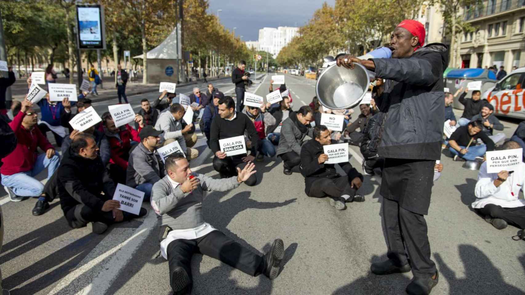 Los trabajadores de los restaurantes han cortado durante varios minutos el paseo Juan de Borbón / HUGO FERNÁNDEZ