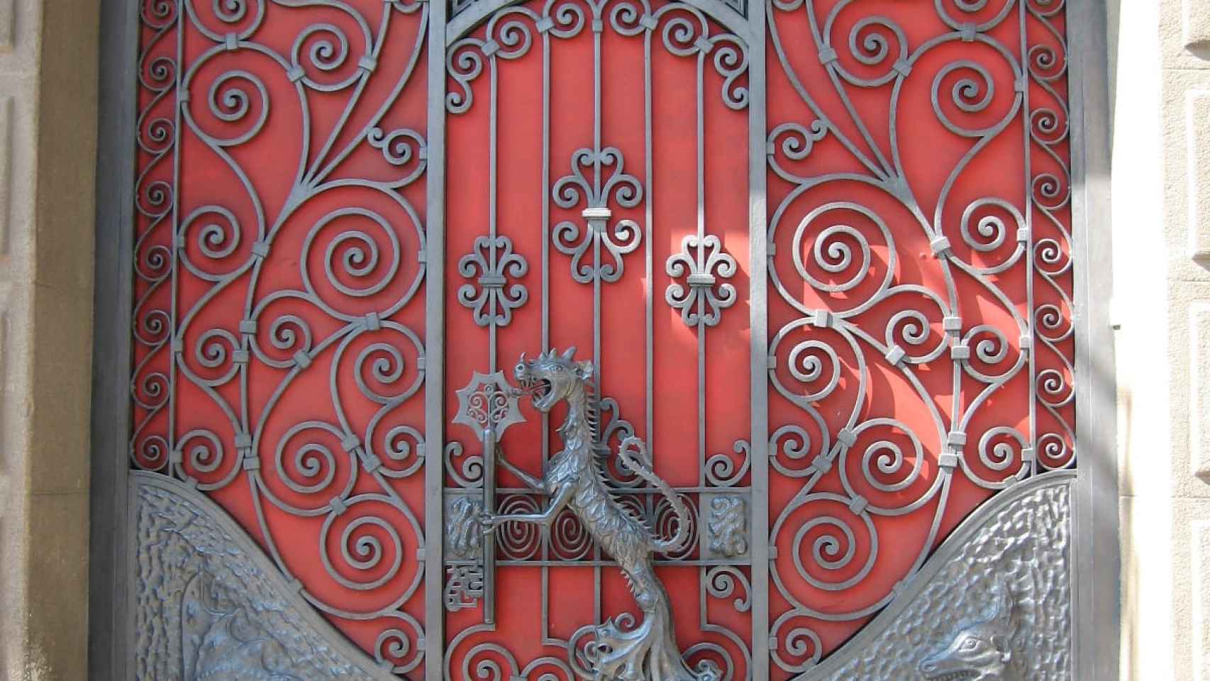 Puerta con un dragón