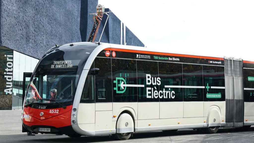 Un autobús eléctrico de la línea H16 / TMB