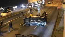 Uno de los coches ha quedado volcado en medio de la vía / @antiradarcatala