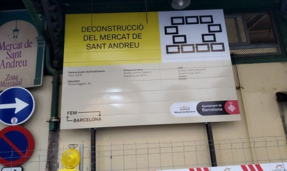 Cartel con las obras del desmontaje del mercado, que acabarán en marzo / JORDI SUBIRANA