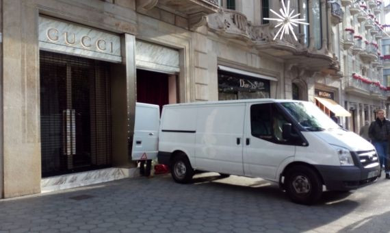 Una furgoneta de los operarios en la puerta de Gucci / HUGO FERNÁNDEZ