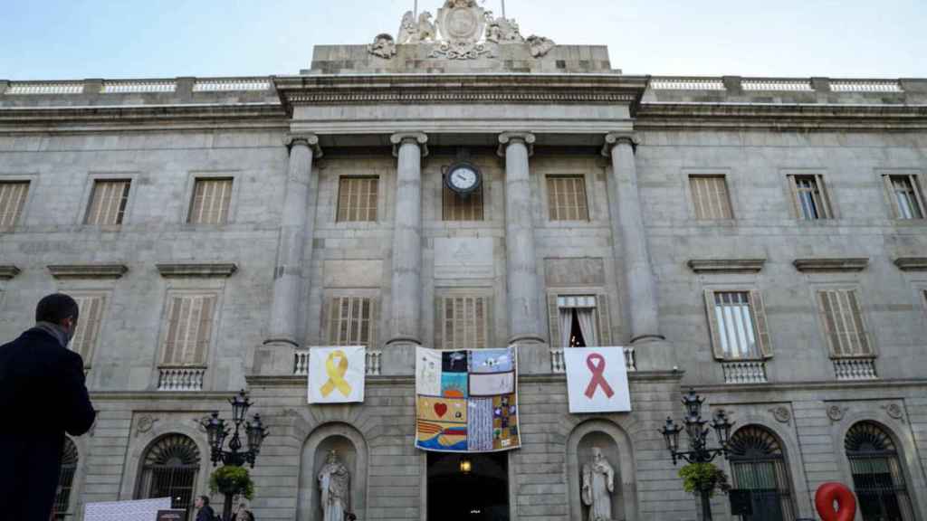 El balcón del Ayuntamiento, con el tapiz de la lucha contra el Sida / Ajuntament Barcelona