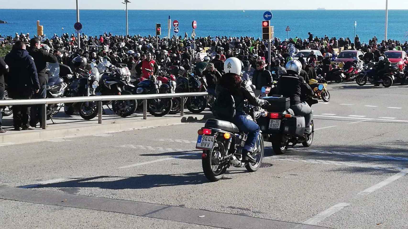 Concentración de motoristas en el párking de la Mar Bella de Barcelona / TWITTER