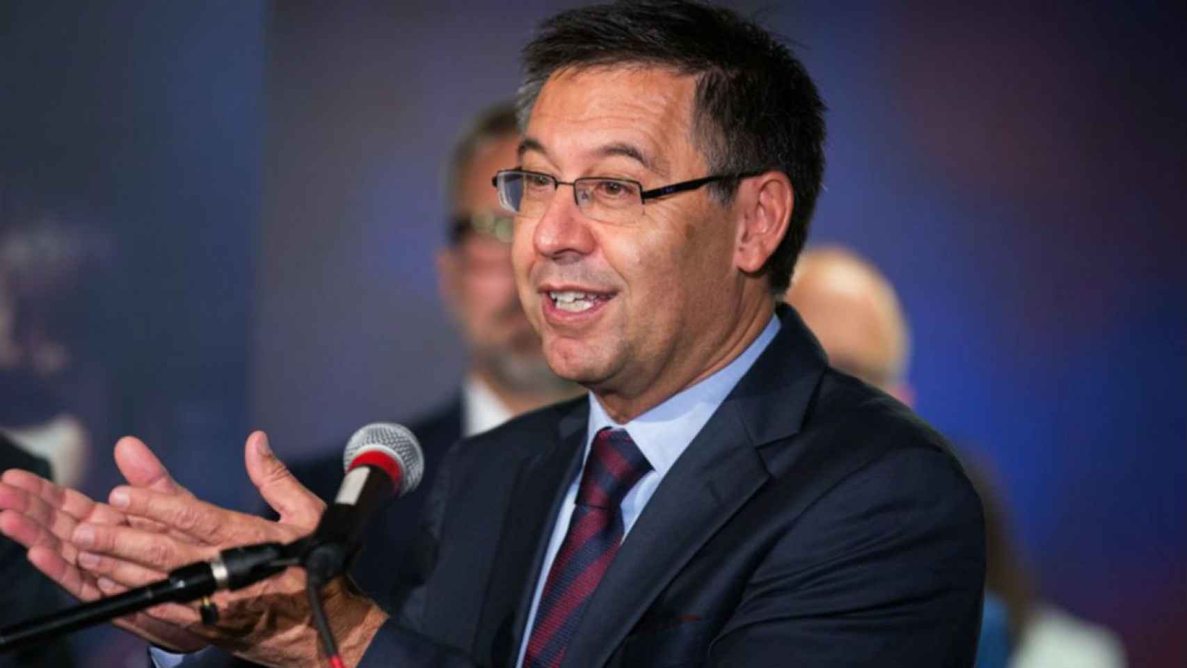 Josep Maria Bartomeu ha recibido un ejemplar del libro / FC Barcelona