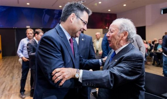 Núñez saluda a Josep Maria Bartomeu, actual presidente del Barça