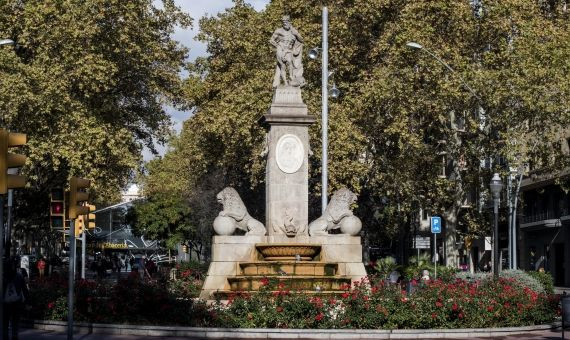 El paseo de Sant Joan es famoso por sus fuentes y monumentos / HUGO FERNÁNDEZ