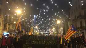 Imagen de los manifestantes independentistas con la pancarta reivindicativa / PAULA BALDRICH