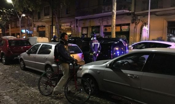 Un ciclista contempla la extraña escena en la calle Provença / MIKI