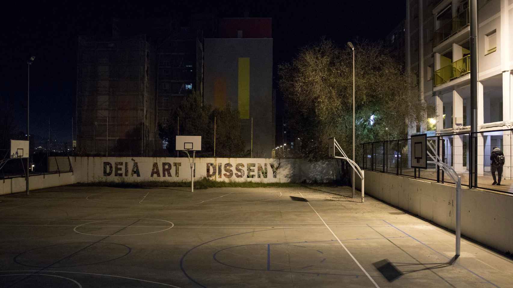 Una de las dos pistas de baloncesto descubiertas de Canyelles / HUGO FERNÁNDEZ