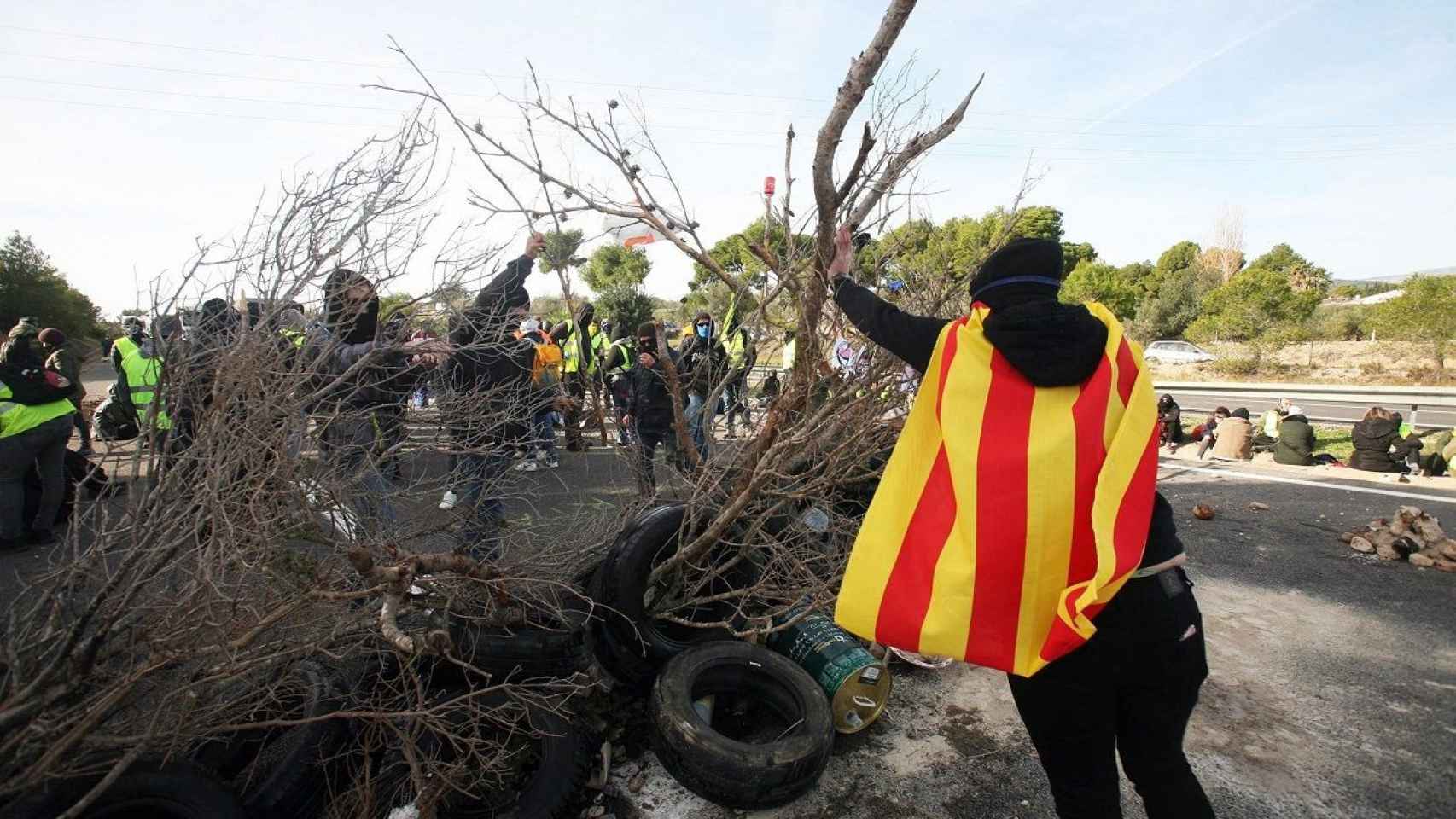 El corte de la AP-7 a la altura de L'Ampolla puede provocar numerosos problemas en la 'operación retorno' / EFE