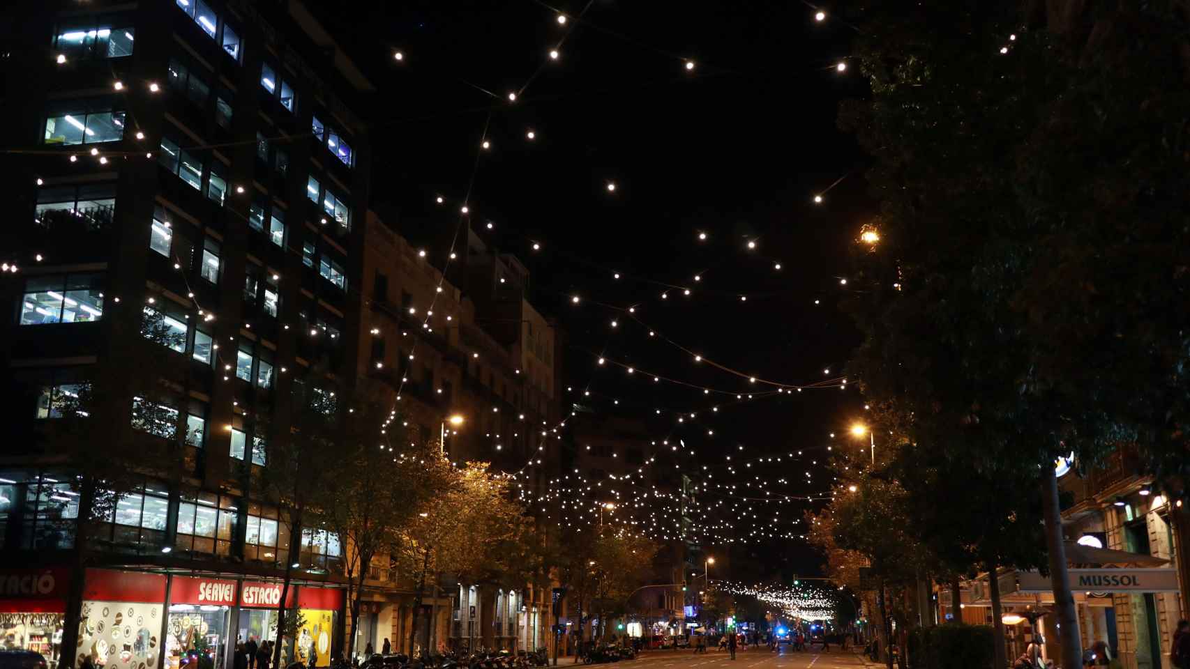 Luces de Navidad en el centro de Barcelona / HUGO FERNÁNDEZ