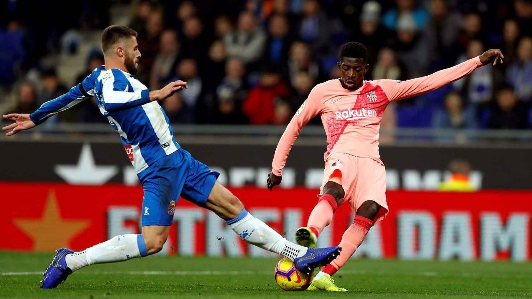 Dembelé, en el momento de marcar el 0-2 este sábado en Cornellà / EFE