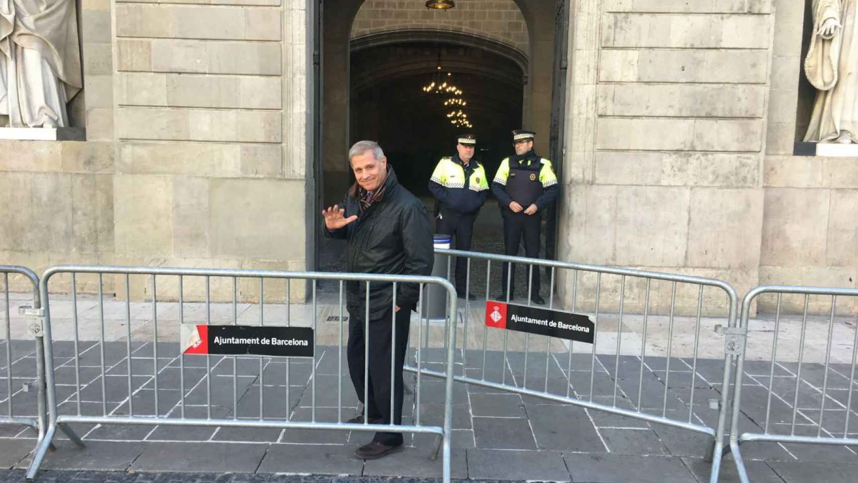 Alberto Fernández ha simbolizado así su adiós definitivo en la entrada al Ayuntamiento / MIKI