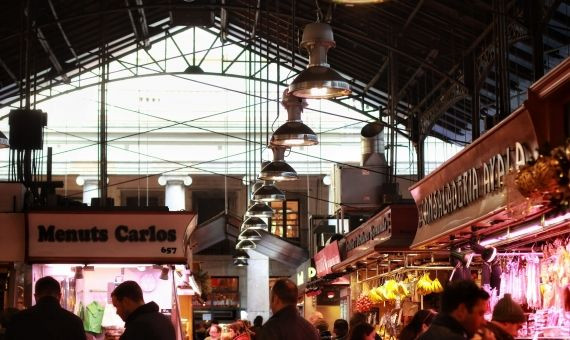 El mercado de la Boqueria está renovando la iluminación / HUGO FERNÁNDEZ