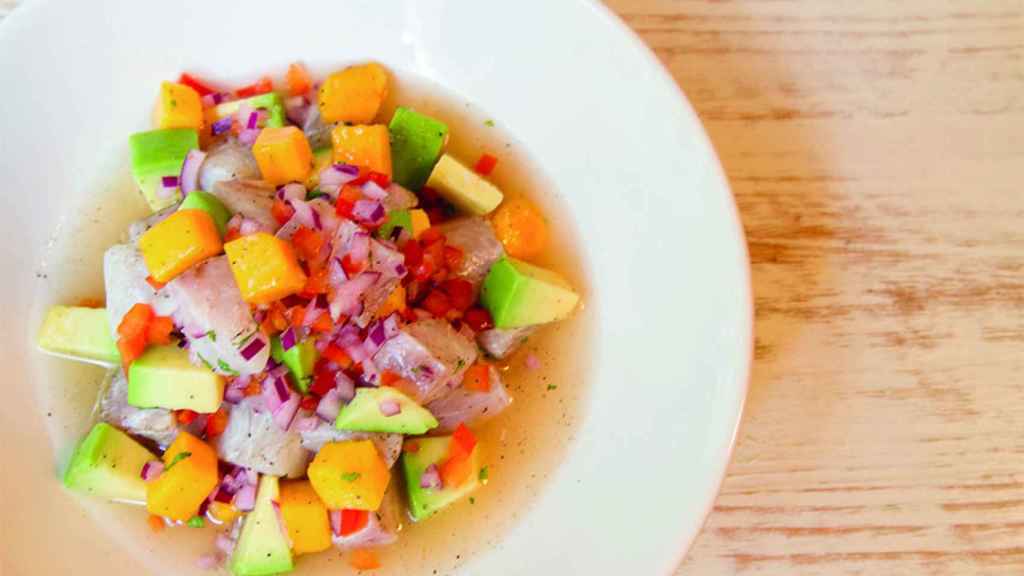 Ceviche preparado en un restaurante colombiano en Barcelona / WEB MACONDO BCN