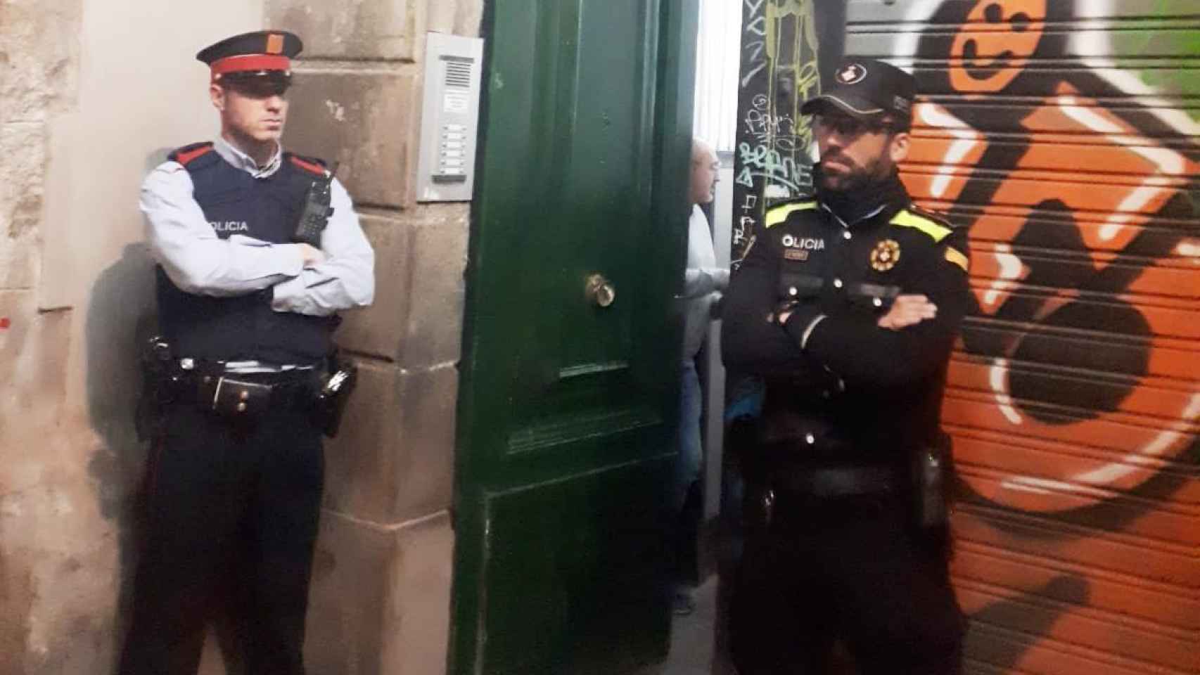 Cae un narcopiso en el Gòtic al que acudían un gran número de toxicómanos / MOSSOS D'ESQUADRA