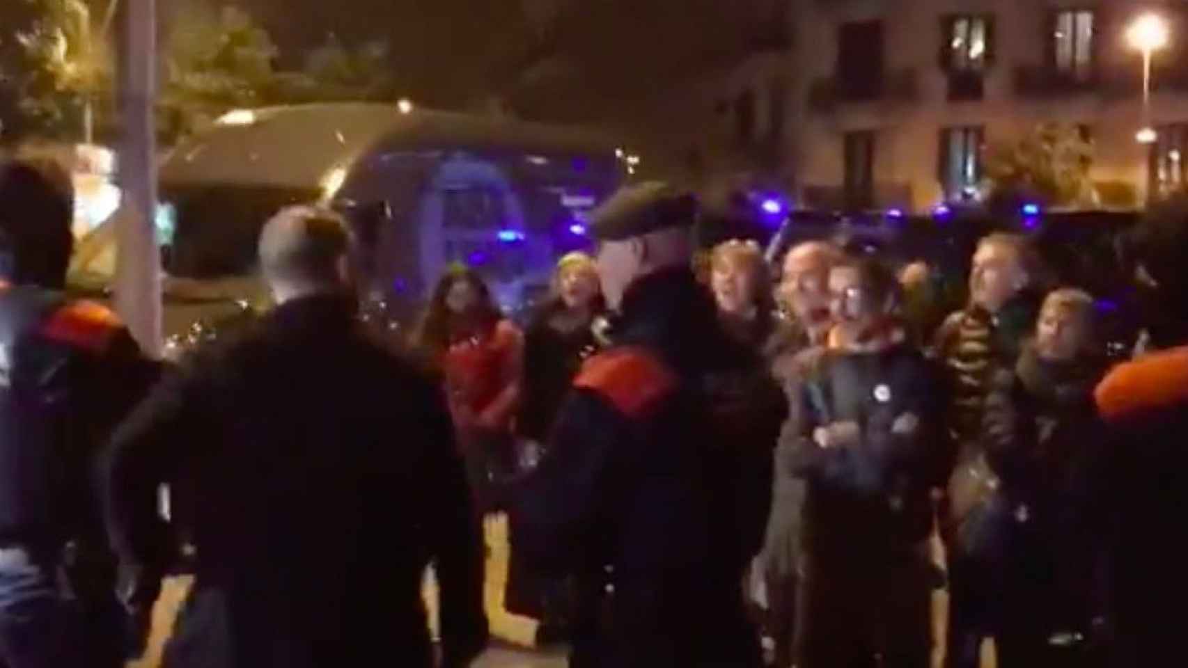 Imagen del vídeo en el que se ve a Cañas, pasando entre los mossos, ante los que le increpaban / @jordi_canyas