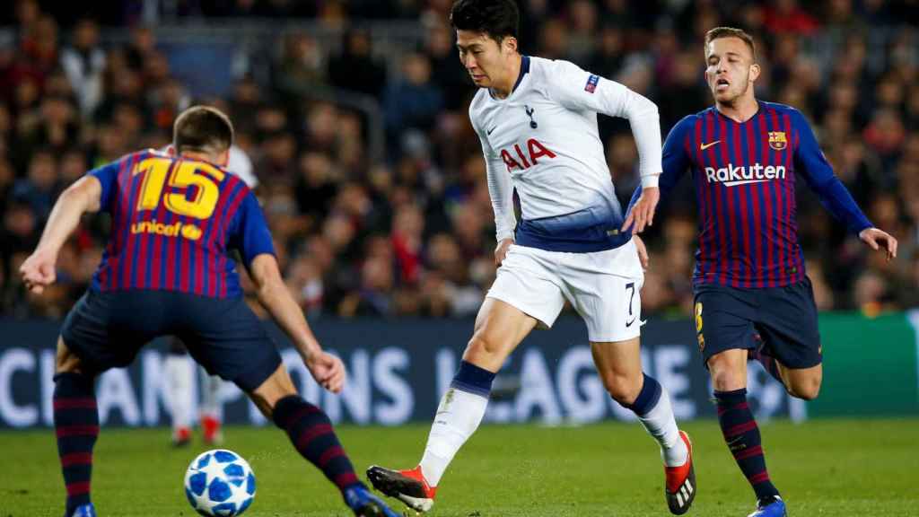 Lenglet y Arthur Melo tratan de parar a Song en un partido de Champions / EFE /ENRIC FONTCUBERTA