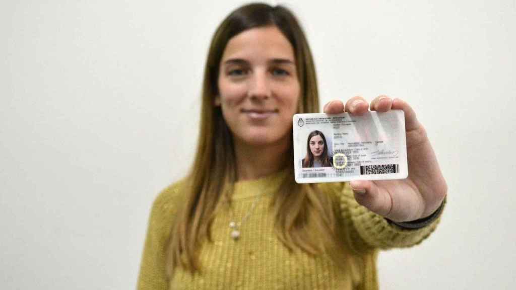 Una mujer enseña su DNI argentino