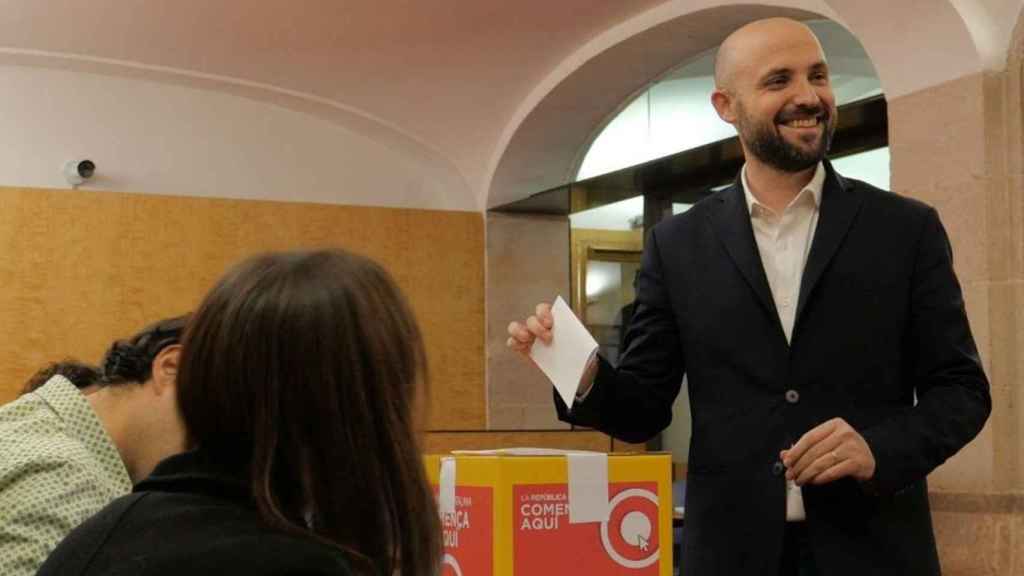 El candidato Jordi Grauper, votando este sábado en las primarias independetistas / PRIMÀRIES BARCELONA