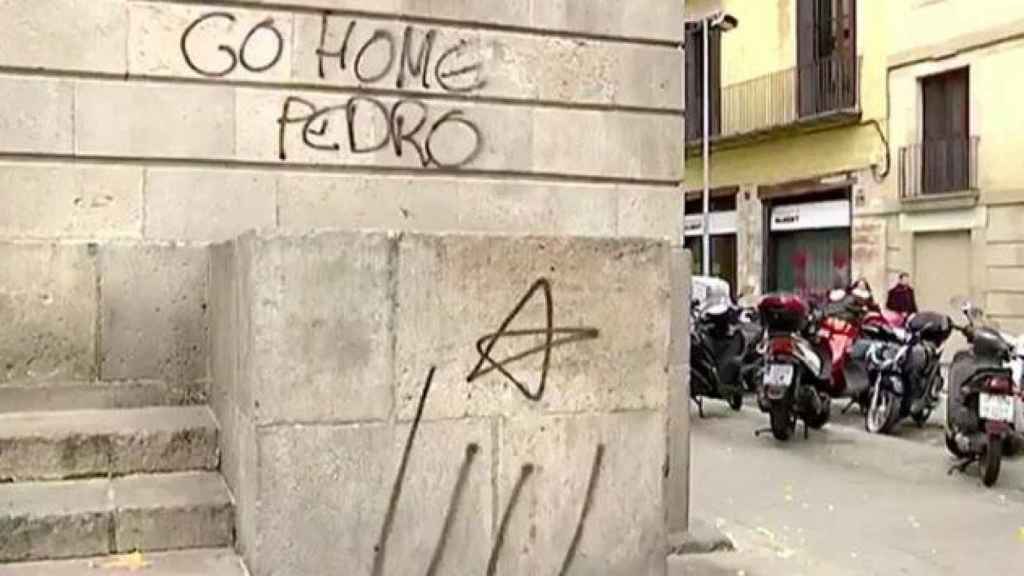 Pintadas contra Pedro Sánchez en la Llotja de Mar / Betevé