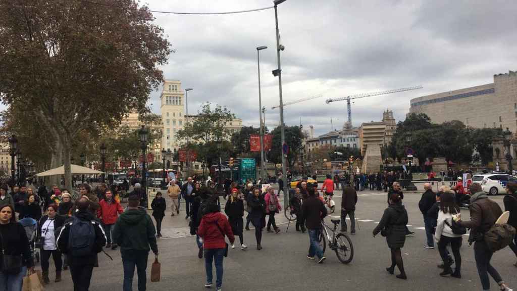 El centro de Barcelona este domingo por la mañana con los comercios abiertos / CS