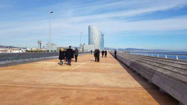 Barceloneses pasean cerca del paseo marítimo de Barcelona