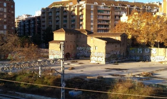 La Torre del Fang, totalmente deteriorada y llena de grafitis / JORDI SUBIRANA