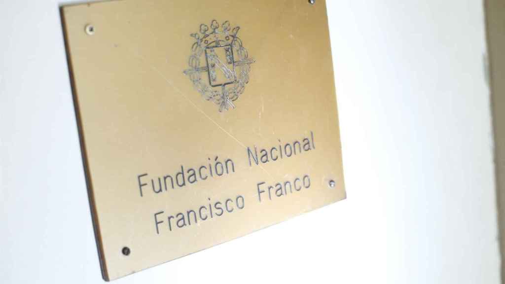 Placa de la Fundación Francisco Franco / EP