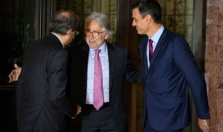 Quim Torra, Sánchez Llibre y Pedro Sánchez, a su llegada al Hotel Sofía / EFE