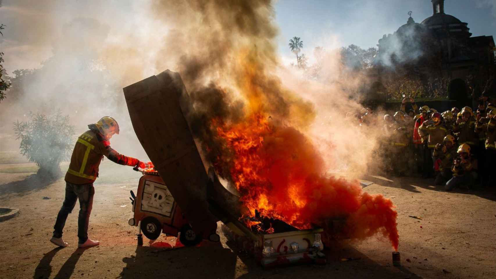 Los bomberos han hecho una hoguera con un carro, dos ataúdes y un esqueleto / EP,David Zorrakino