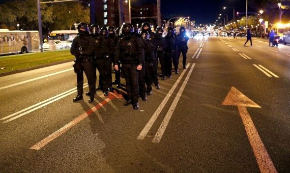 Dos columnas de policías, en plena Diagonal / EFE