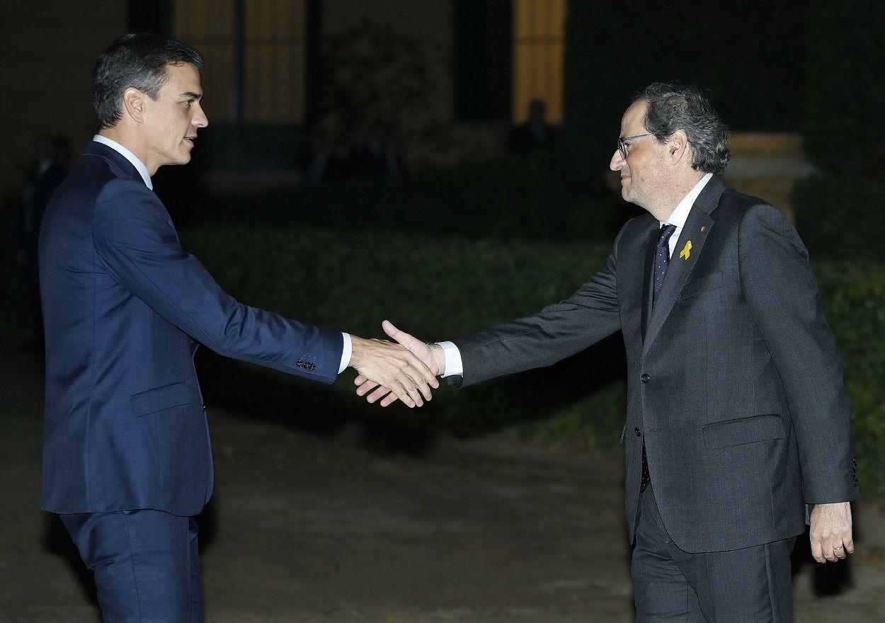 Sánchez y Torra se saludan, anoche, en Pedralbes / EFE