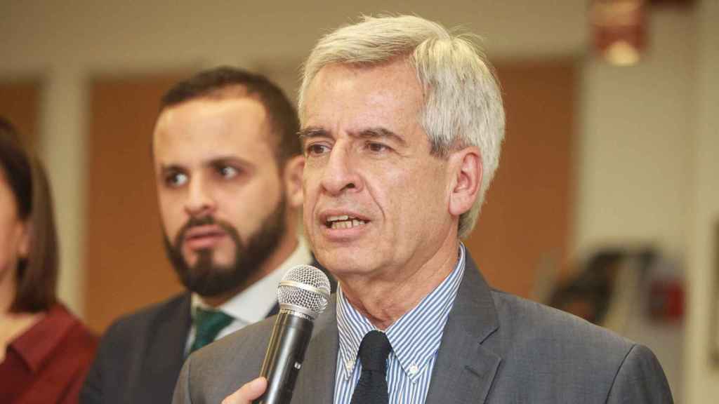 El embajador Antonio García Revilla, durante su discurso en el Consulado de Perú en Barcelona ante la comunidad de peruanos / HUGO FERNÁNDEZ