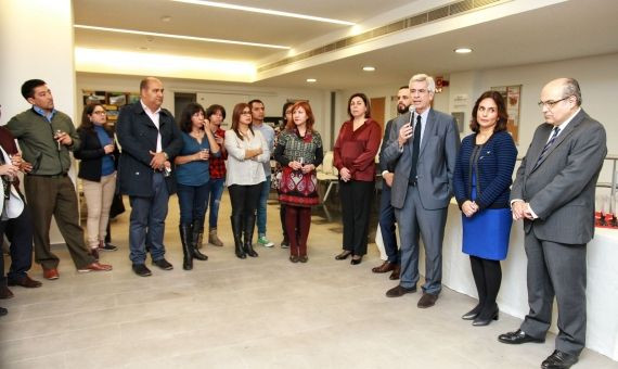 Los cónsules de Perú en Barcelona junto al personal del Consulado / HUGO FERNÁNDEZ