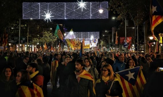 La manifestación, a su paso por Paseo de Gracia / HUGO FERNÁNDEZ